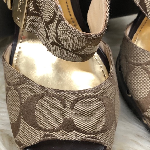 Coach Darcey Heels with Vintage Wristlet - Picture 7 of 17